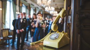 Livre d'or audio jaune posé pendant des vœux de mariage